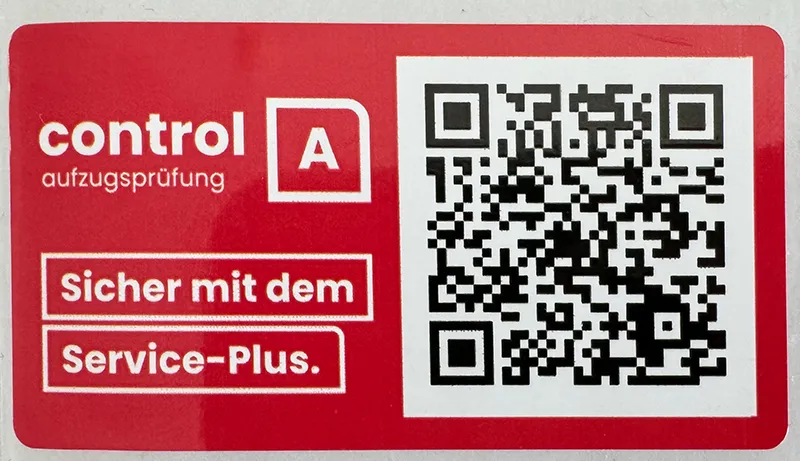 QR-Prüfplakette in der Kabine